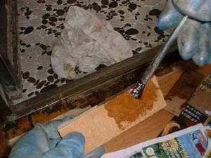 穴塞ぎ用の板へのエポキシ塗布